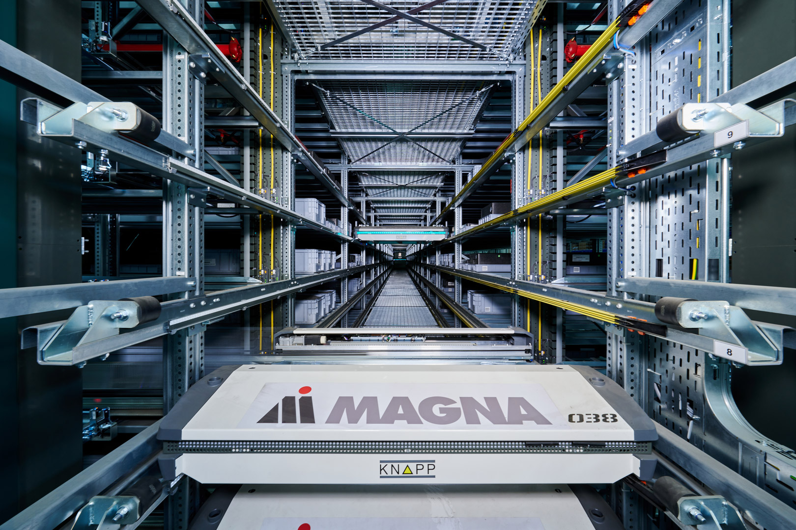 El OSR Shuttle de Magna sirve como sistema de almacenamiento central de piezas para el ensamblaje y la producción, así como almacenamiento de cajas vacías.