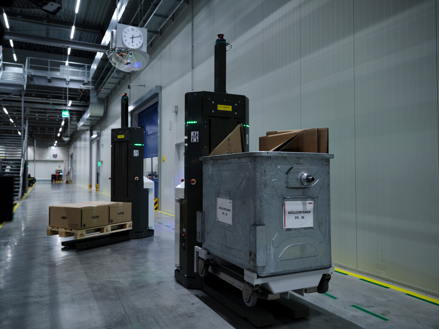 Bei Fronius werden auch Müllcontainer automatisiert mit AMR transportiert.