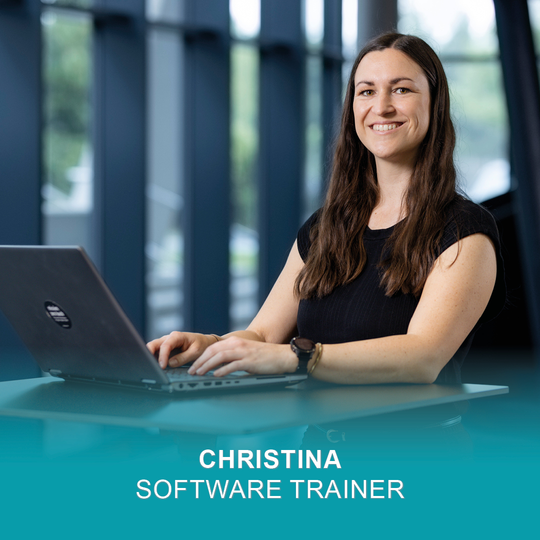 Christina, Software Trainer, travaille sur son ordinateur portable