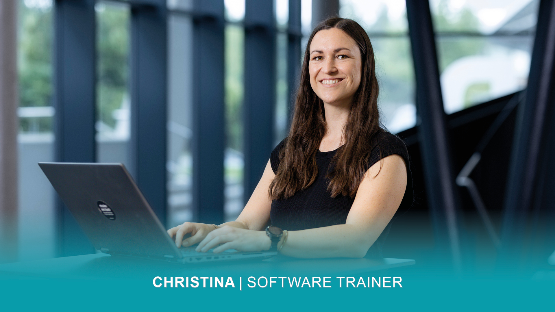 Christina, Software Trainer, travaille sur son ordinateur portable