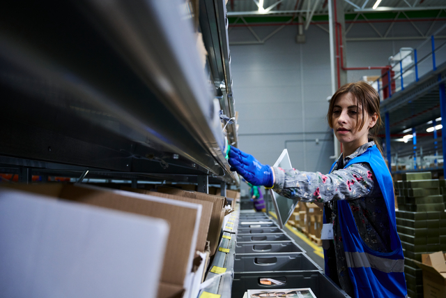 Manuelle Kommissionierung mittels Pick-to-Light-Lösung