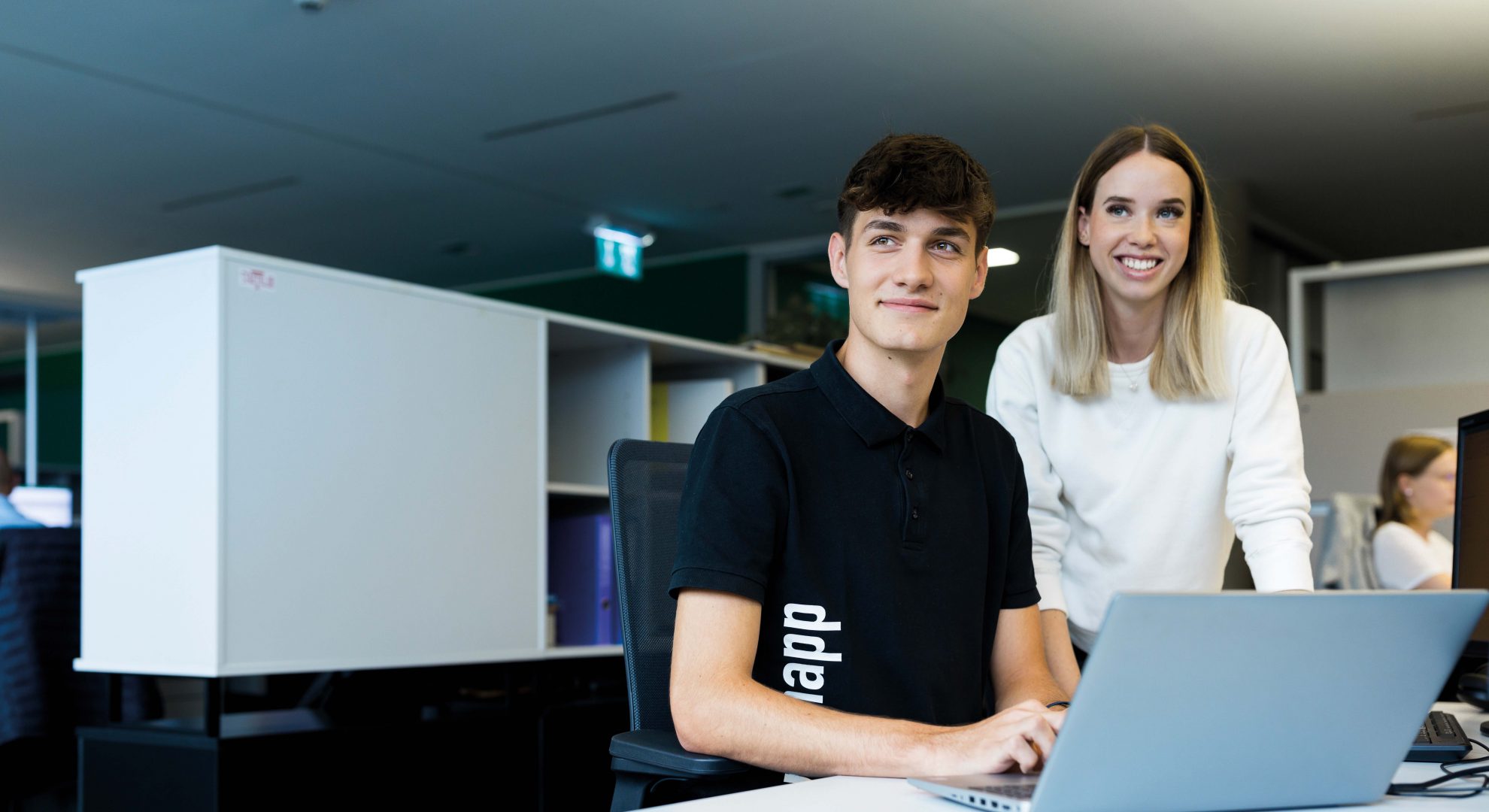 Jonas Mandl und Melanie Andritsch sind Industriekauffrau:mann-Lehrlinge im 2. Lehrjahr bei KNAPP in Hart bei Graz