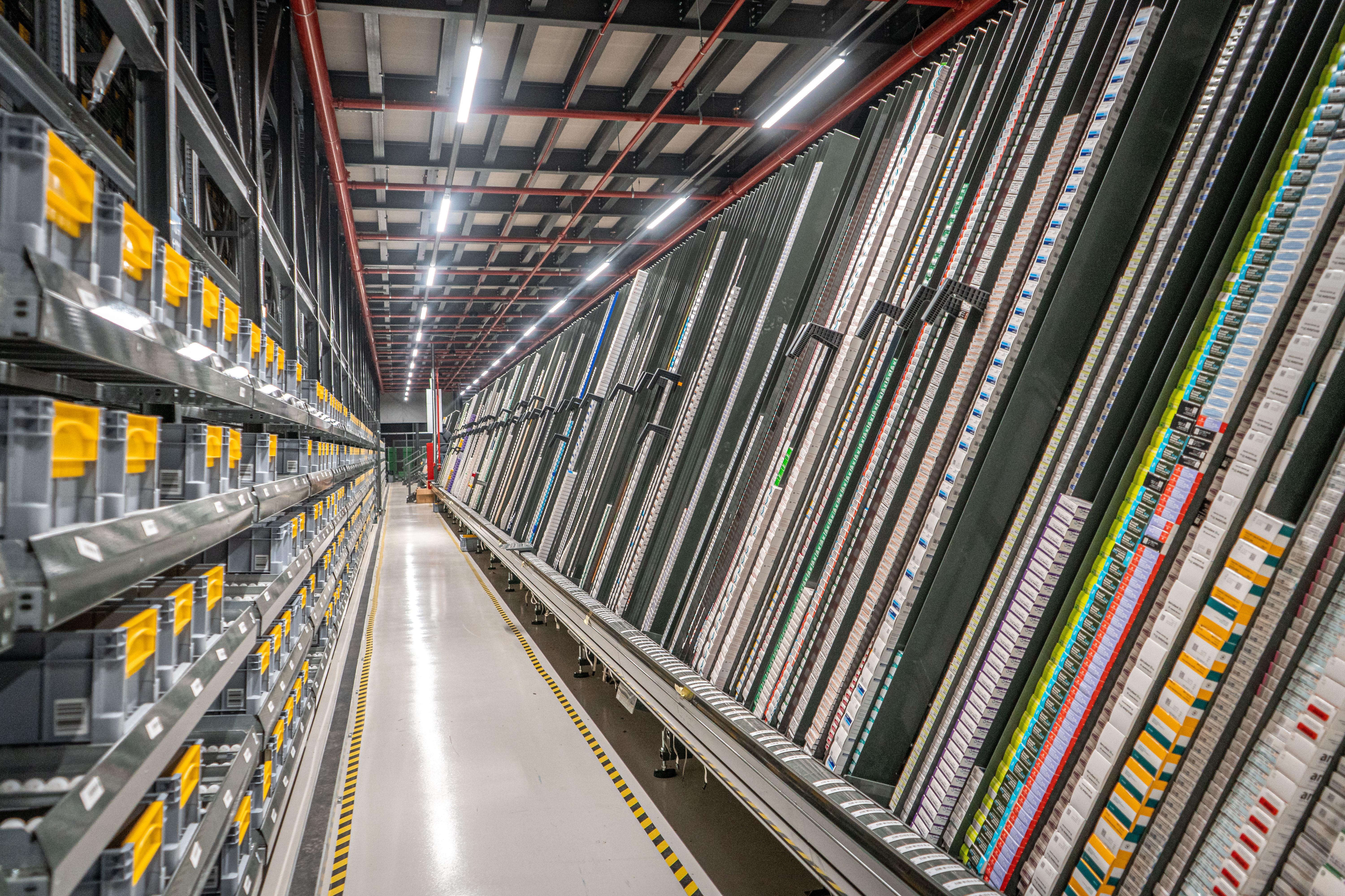 The high degree of automation has a positive impact on the overall performance capacity of the warehouse, but also in terms of minimizing error rates to 0.1%.