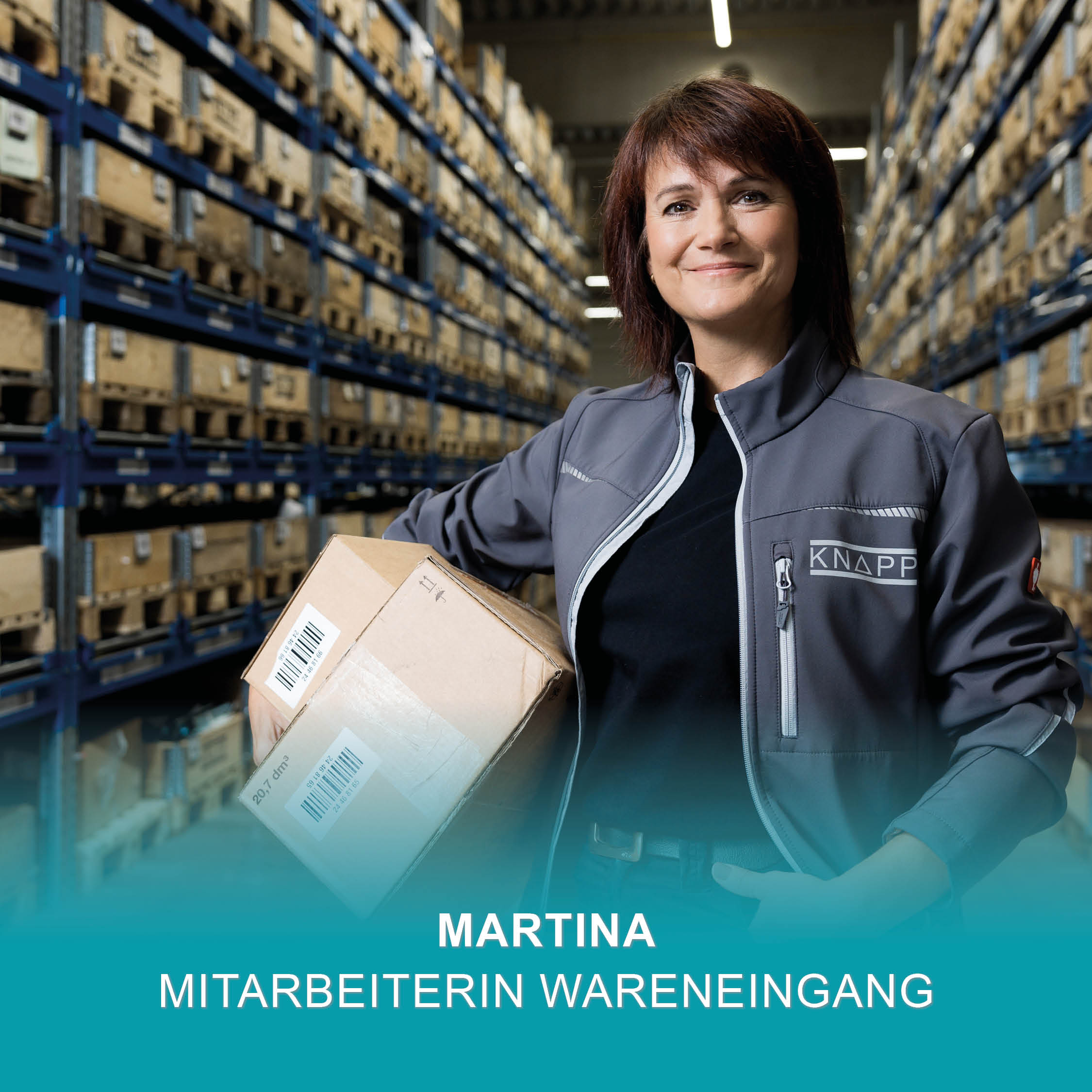 Martina steht lächelnd mit Paketen im Lager