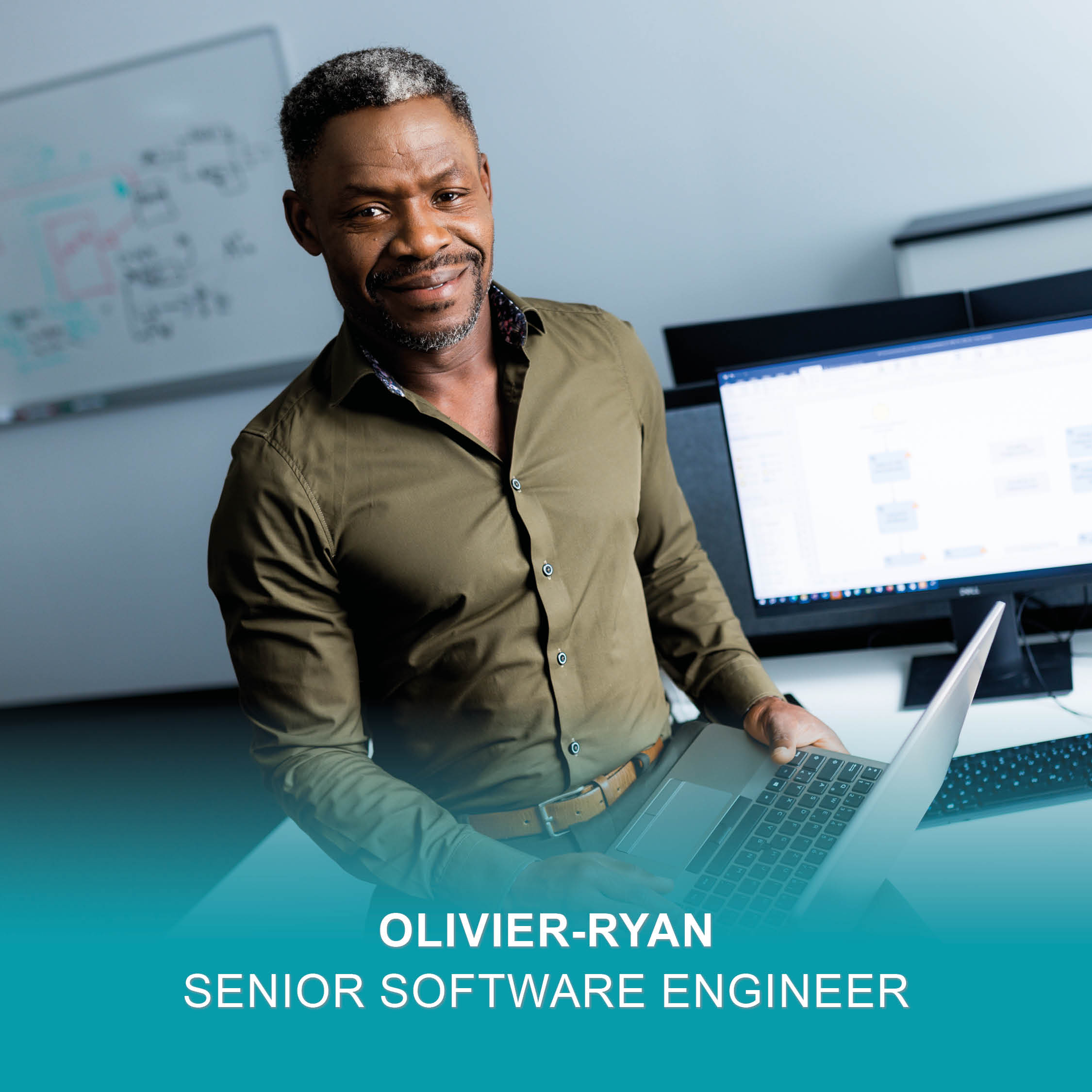 Senior Software Engineer Olivier-Ryan sitzt an seinem Arbeitsplatz